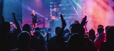 AC米兰历年经典款球衣与周边产品收藏展示墙