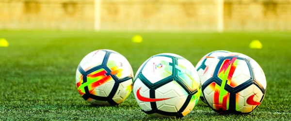 手机和平板电脑上同时播放AC米兰比赛直播画面