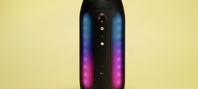 球迷论坛热门帖子界面，显示关于比赛战术的激烈讨论